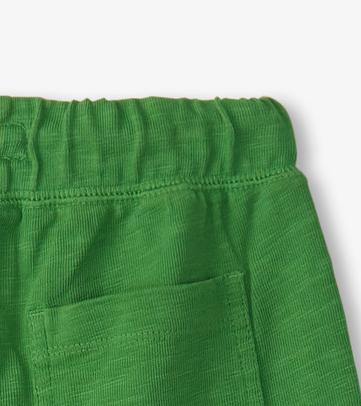 Green relaxed shorts with an elastic waistband and side pocket, suitable for casual wear.