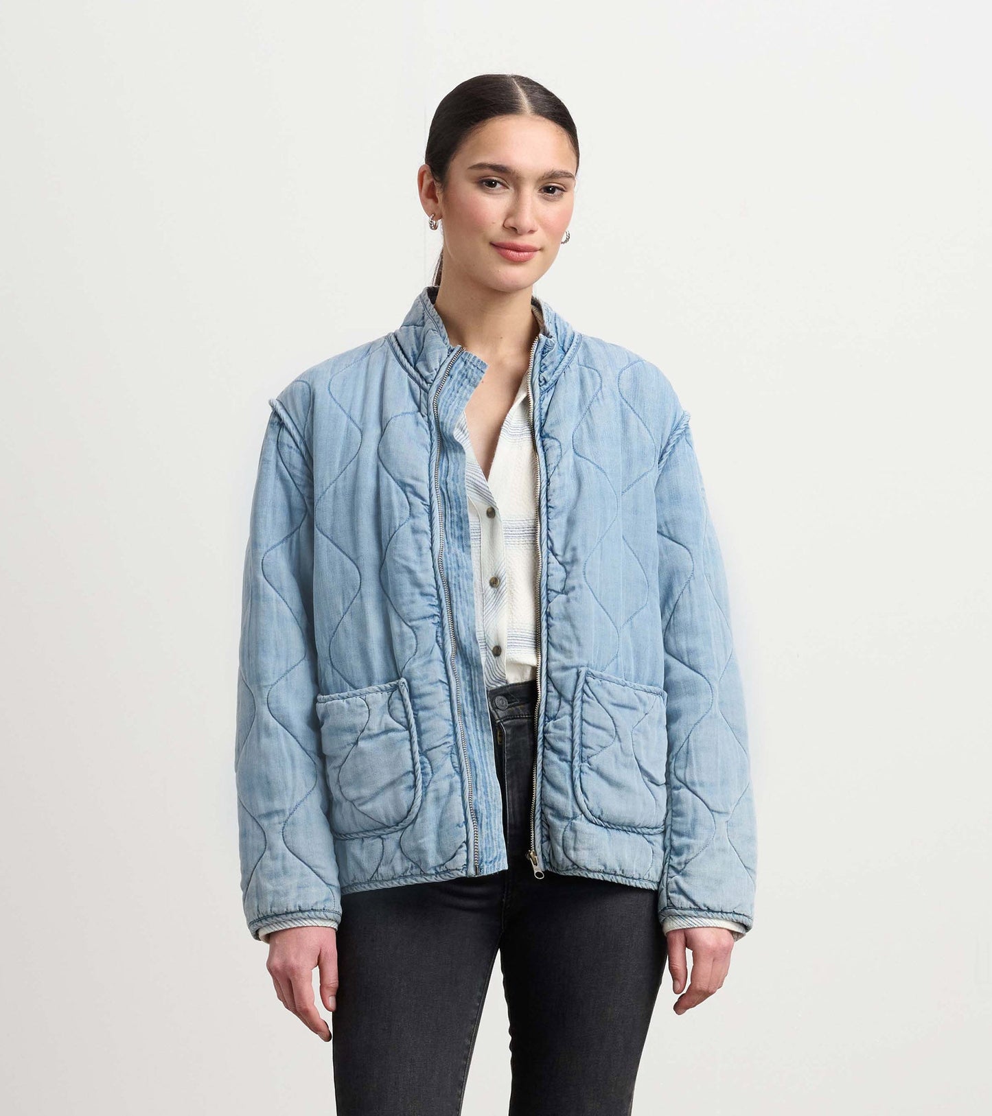 Quilted jacket in washed blue Tencel, featuring a zip front, two pockets, and a relaxed fit.